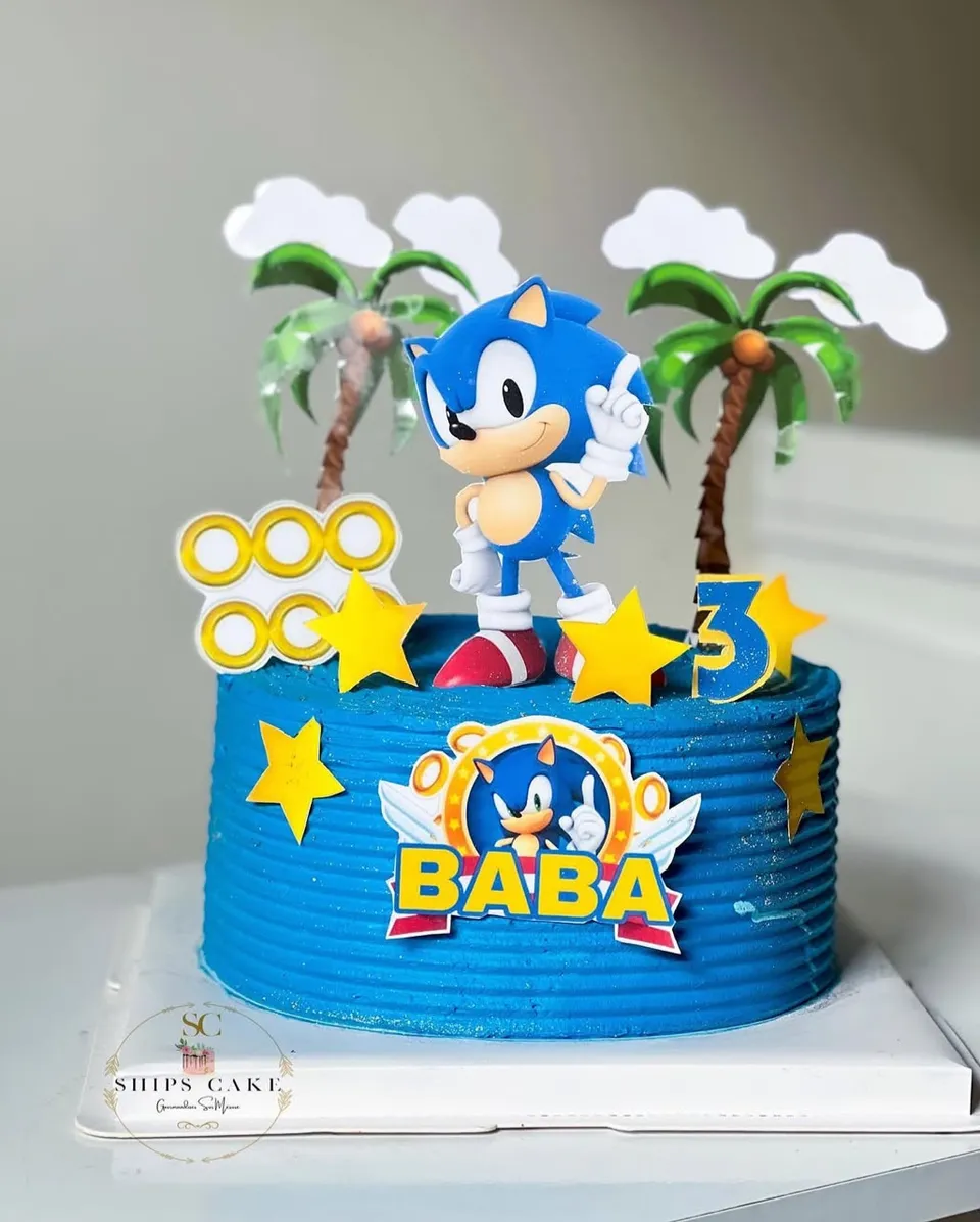 Blue Sonic cake with a figurine of the character, palm trees and gold rings